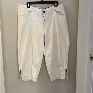 The Avenue Capri white jeans